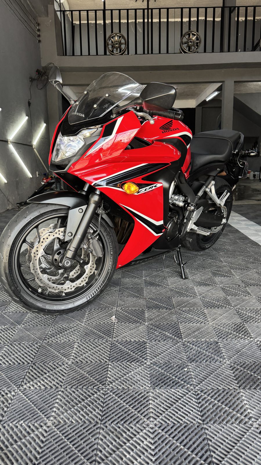 Moto esportiva detalhada — Moraes Wash